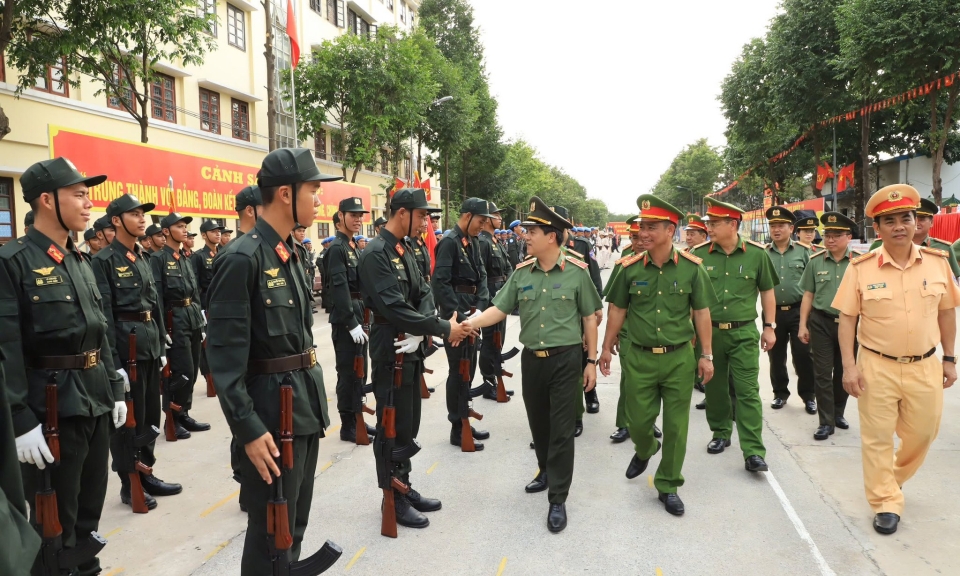 C&amp;#244;ng an tỉnh Đồng Nai thăm, tặng qu&amp;#224;, động vi&amp;#234;n Sở Chỉ huy diễu binh, diễu h&amp;#224;nh.